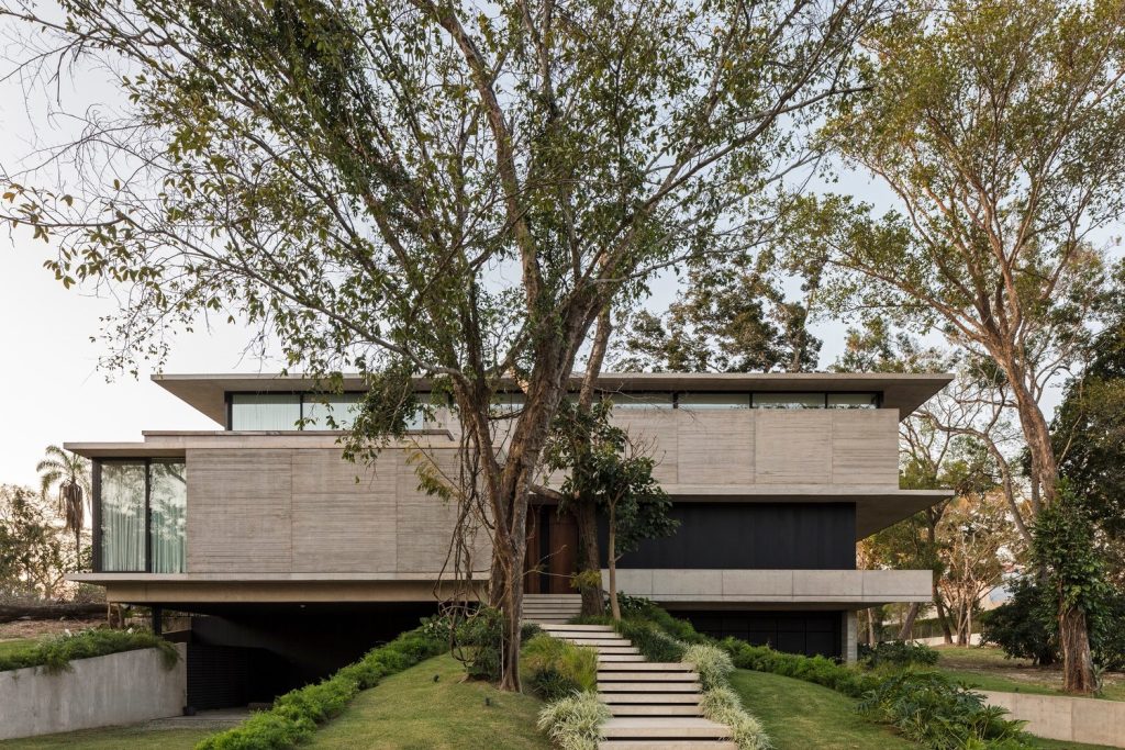 Phía sau căn biệt thự sân vườn cao cấp tại Phú Yên